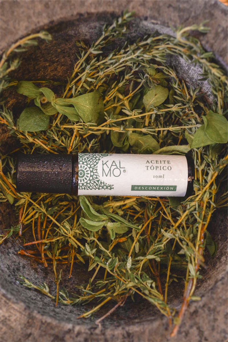 Aceite Tópico Kalmo entre hierbas frescas