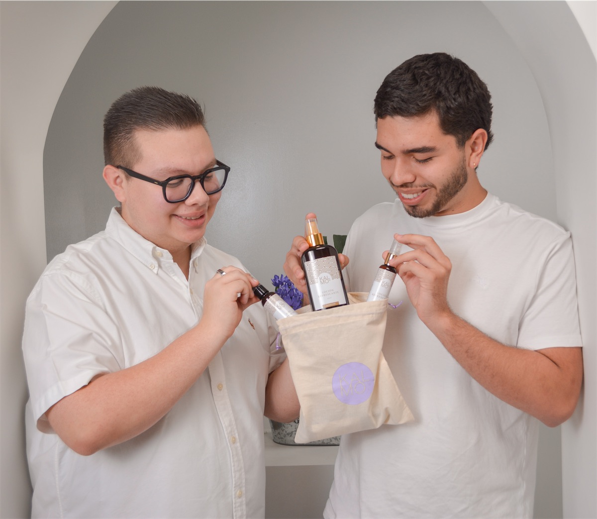 Dos amigos abriendo una bolsa de regalo Kalmo