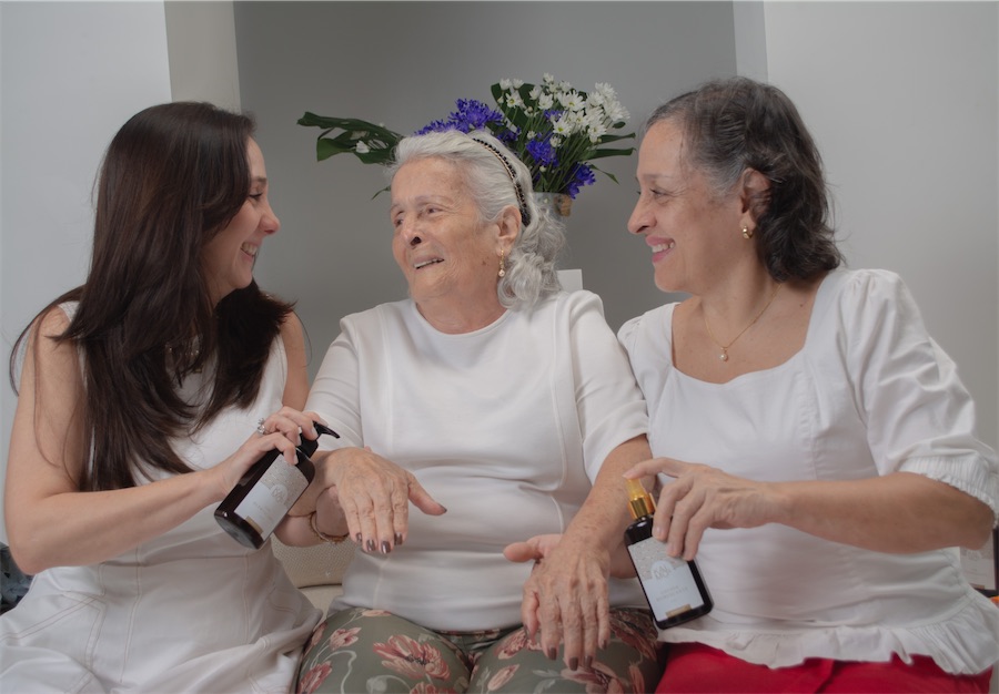 Tres generaciones de mujeres compartiendo productos Kalmo