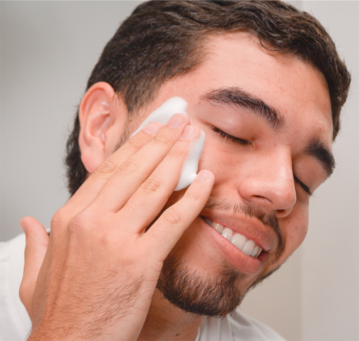 Hombre lavándose el rostro con la espuma del Jabón Espumante Kalmo