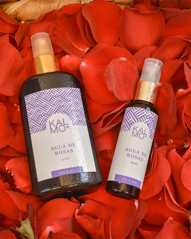 Agua de Rosas Kalmo sobre pétalos de rosa roja