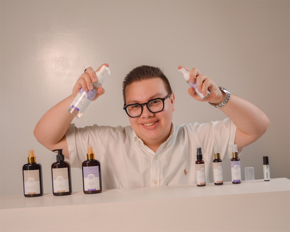 Vendedor Kalmo mostrando los productos de la línea