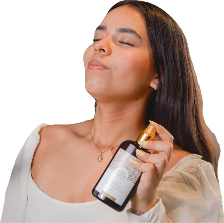Mujer con los ojos cerrados rociando la Loción Refrescante Kalmo